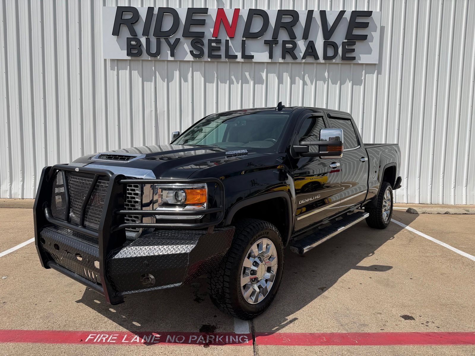 Used 2017 GMC Sierra 2500 Denali w/ Duramax Plus Package AWD/4WD image 1