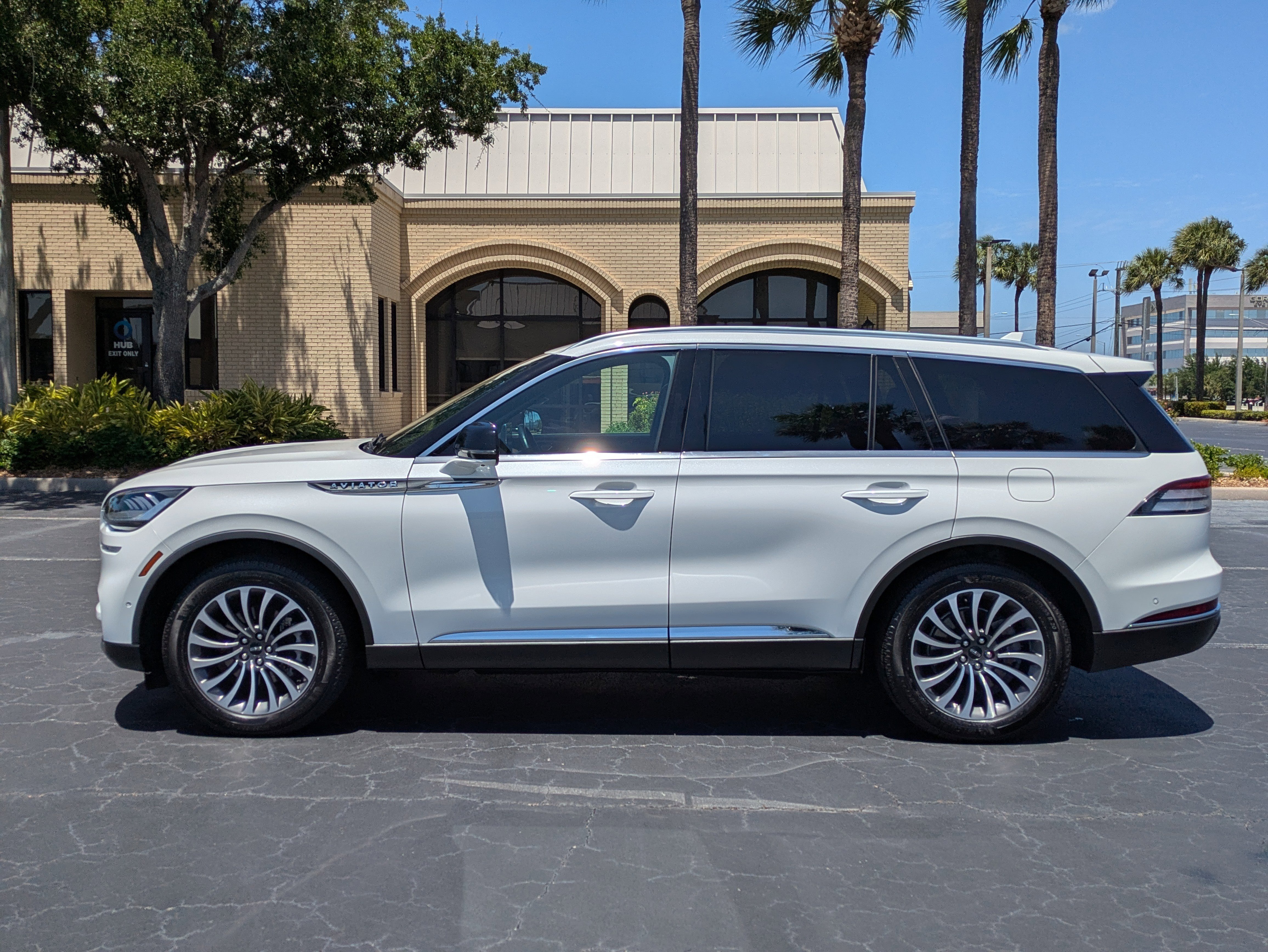 Used 2020 Lincoln Aviator Reserve w/ Equipment Group 201A AWD/4WD image 3