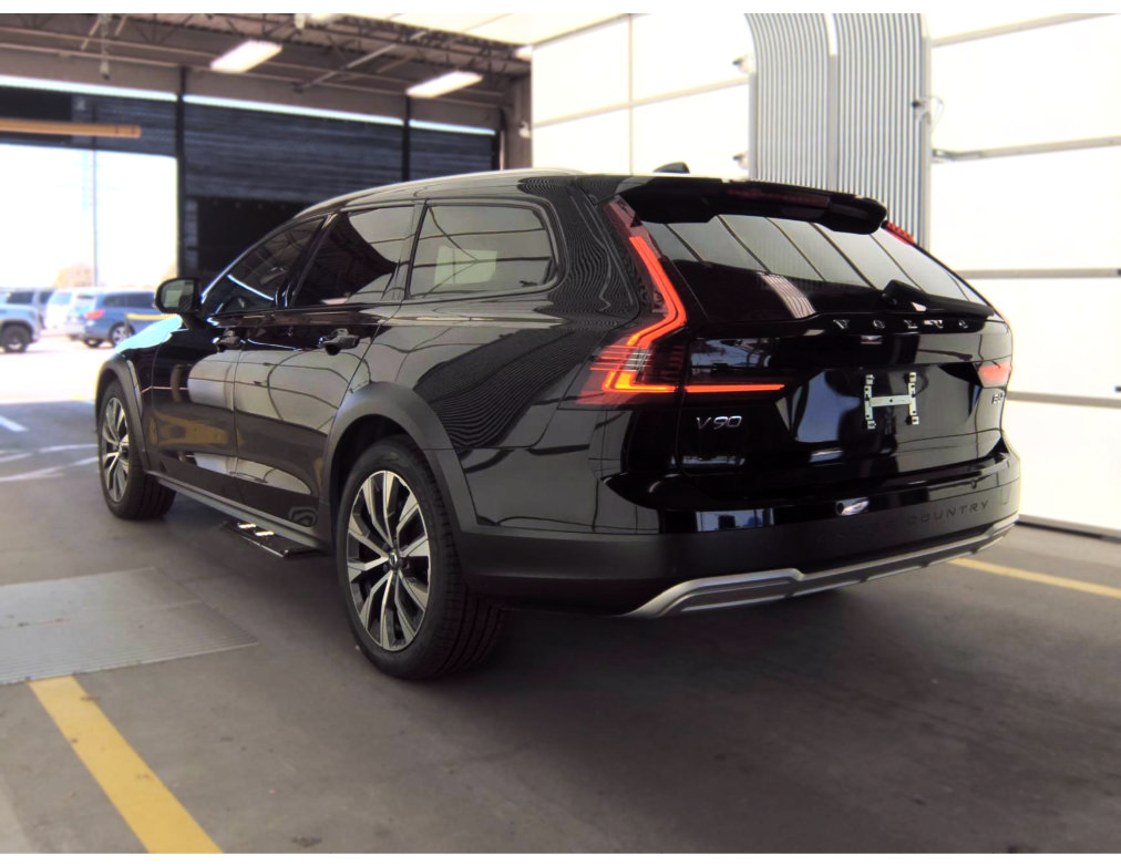 Used 2022 Volvo V90 B6 Cross Country w/ Climate Package AWD/4WD image 3