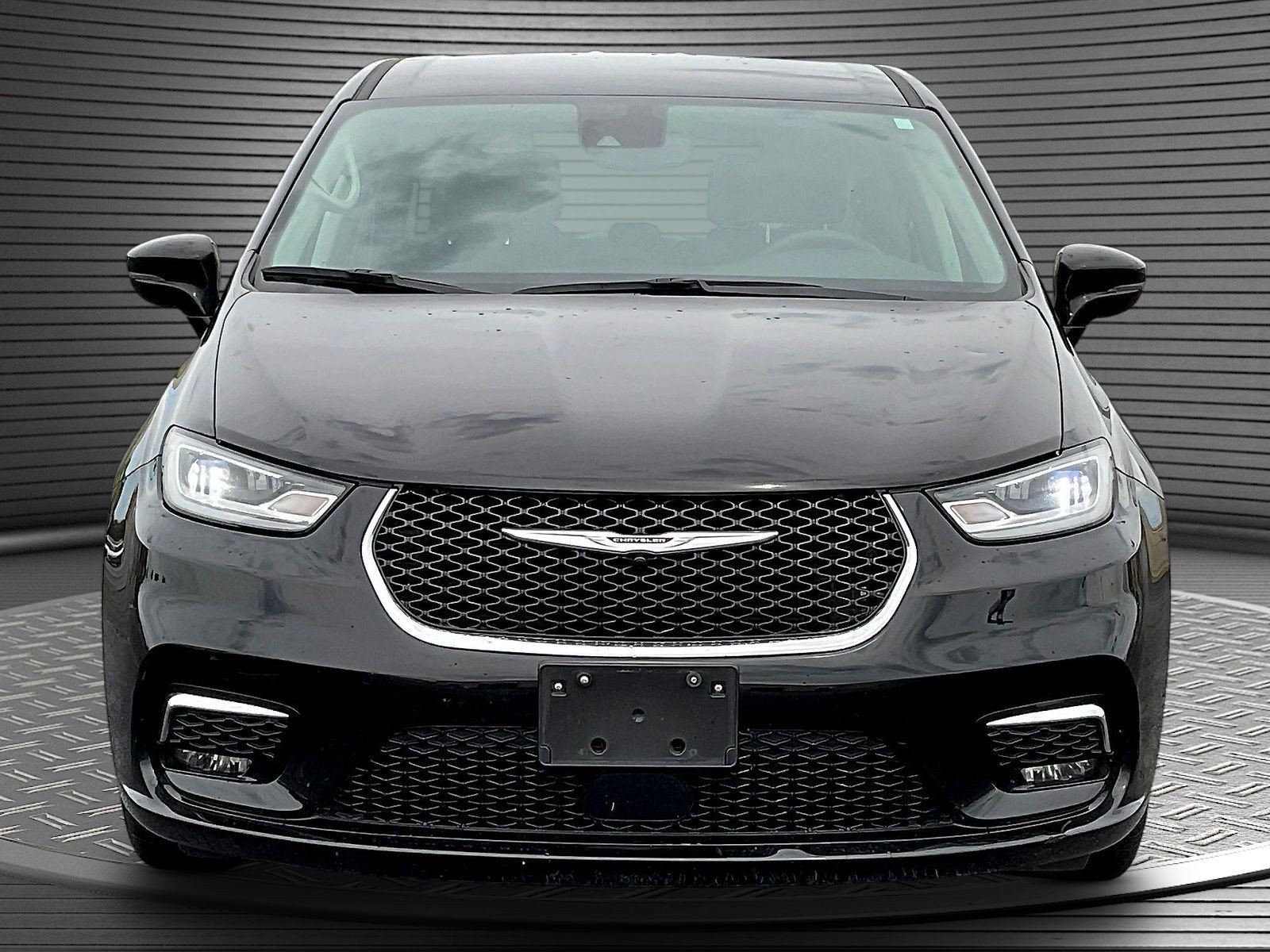 Used 2024 Chrysler Pacifica Touring-L FWD image 2