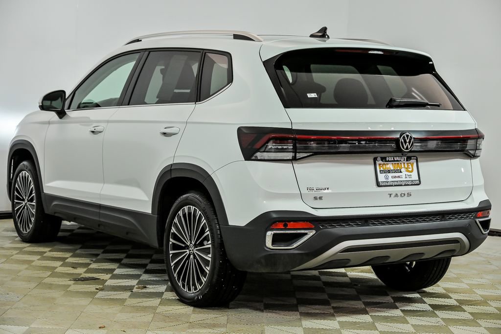 Used 2025 Volkswagen Taos SE w/ Panoramic Sunroof Package FWD image 5
