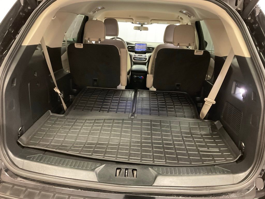 Used 2023 Ford Explorer XLT AWD/4WD image 9