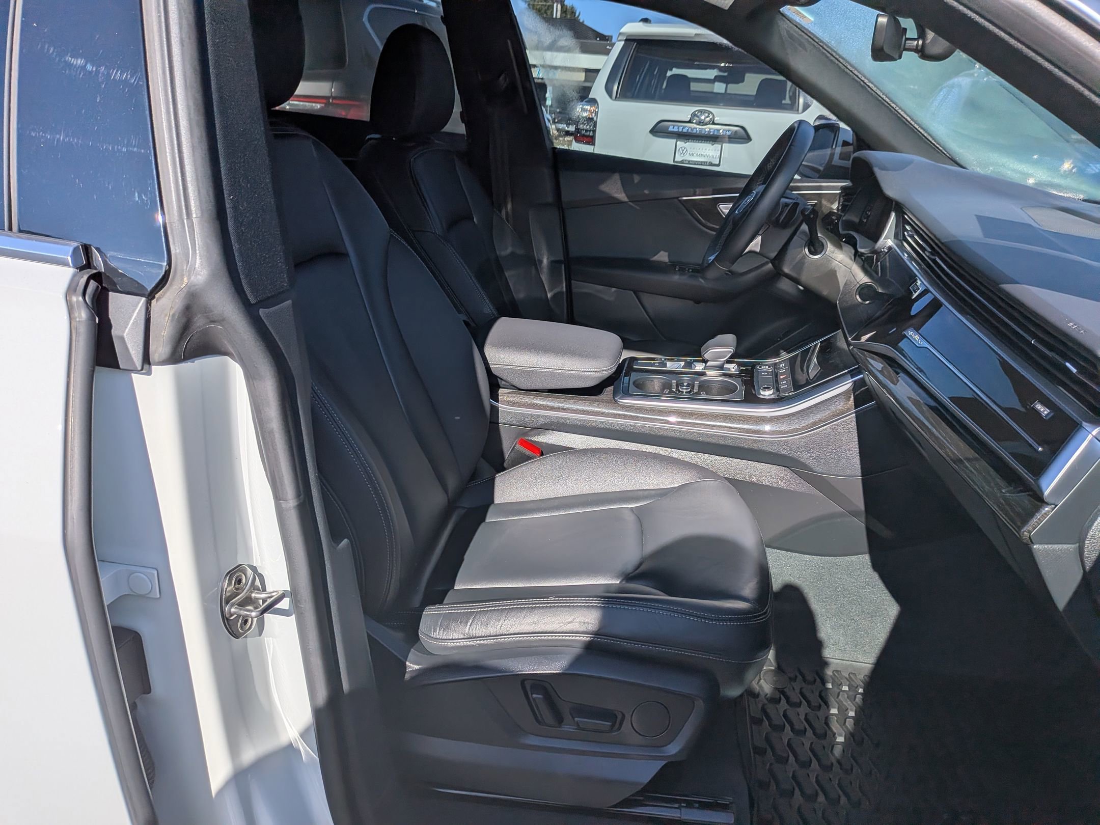 Used 2022 Audi Q8 Premium image 29