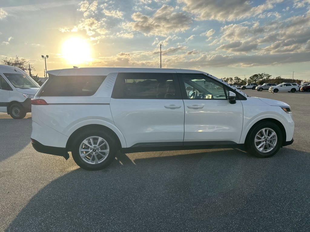 Used 2022 Kia Carnival LX image 4