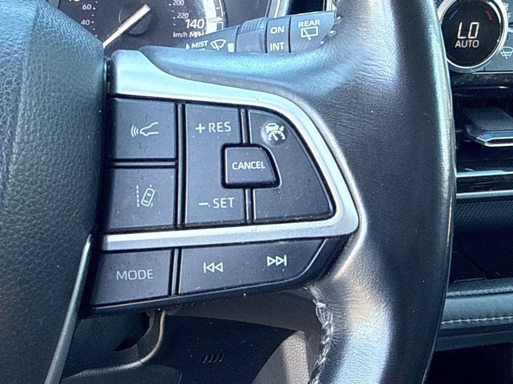 Used 2022 Toyota Highlander XLE FWD image 25
