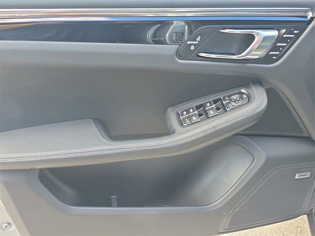 Certified 2025 Porsche Macan image 23