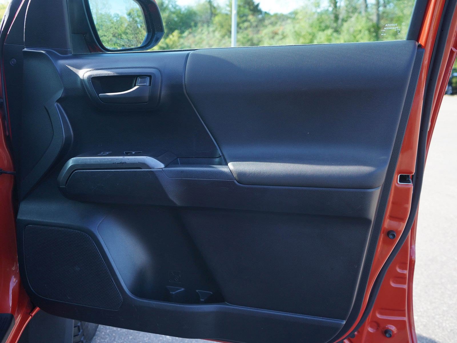 Used 2018 Toyota Tacoma TRD Off-Road w/ Technology Package AWD/4WD image 9