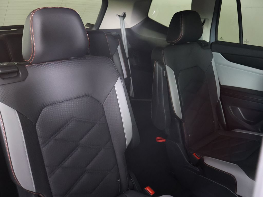 Used 2024 Volkswagen Atlas Peak Edition SE AWD/4WD image 35