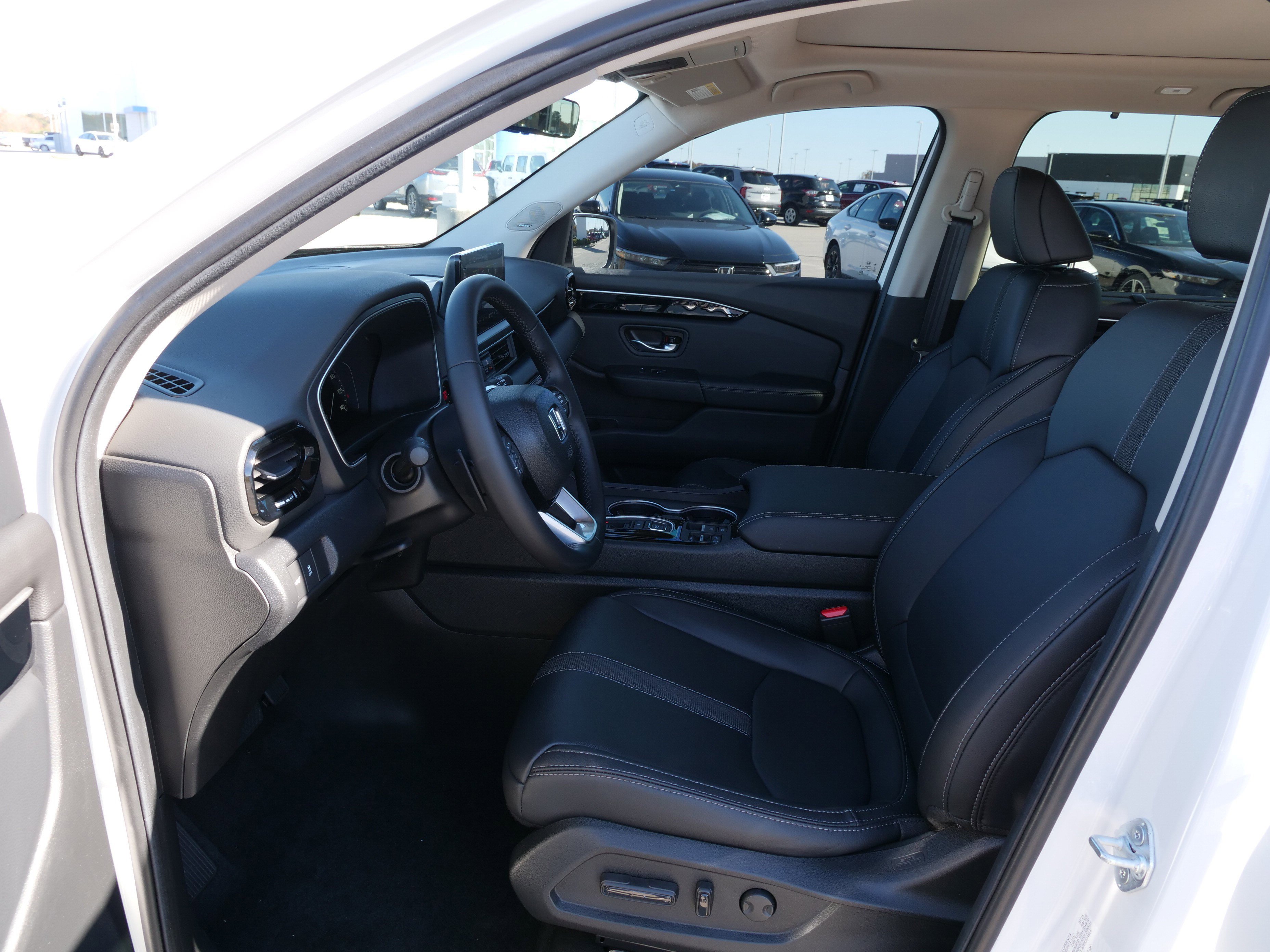 Used 2025 Honda Pilot Touring image 17
