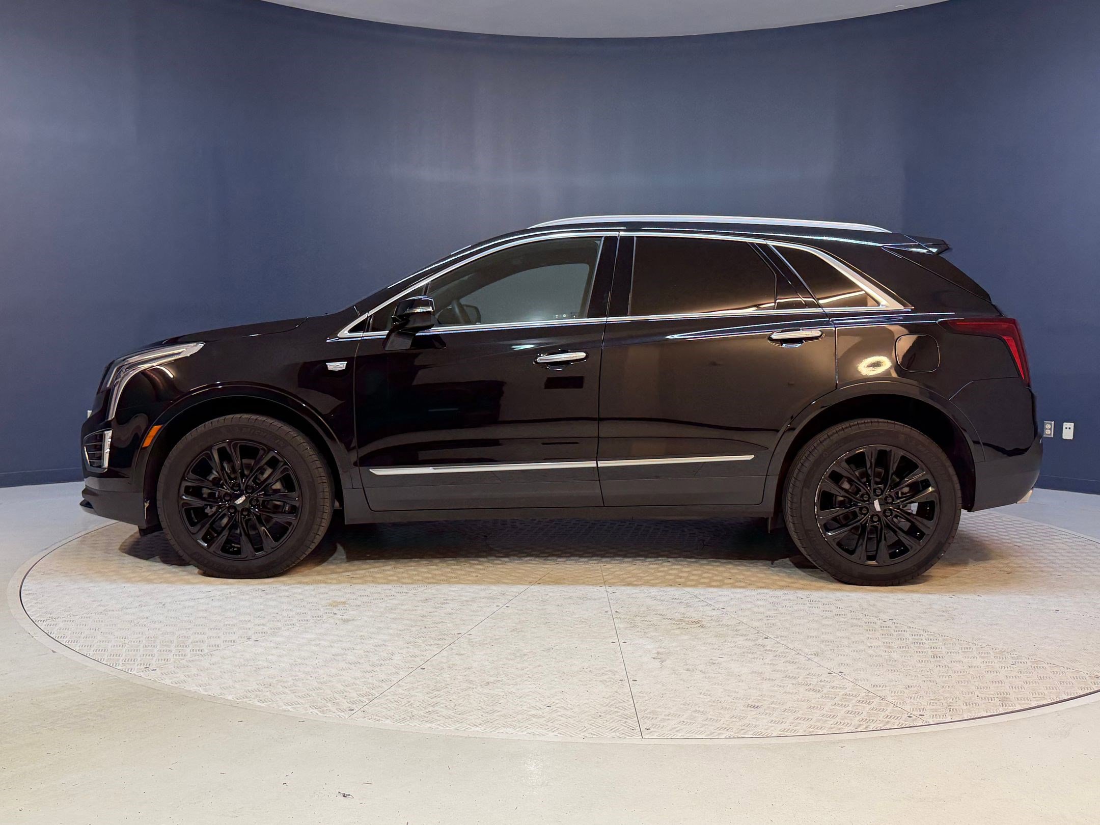 Certified 2022 Cadillac XT5 Luxury FWD image 2