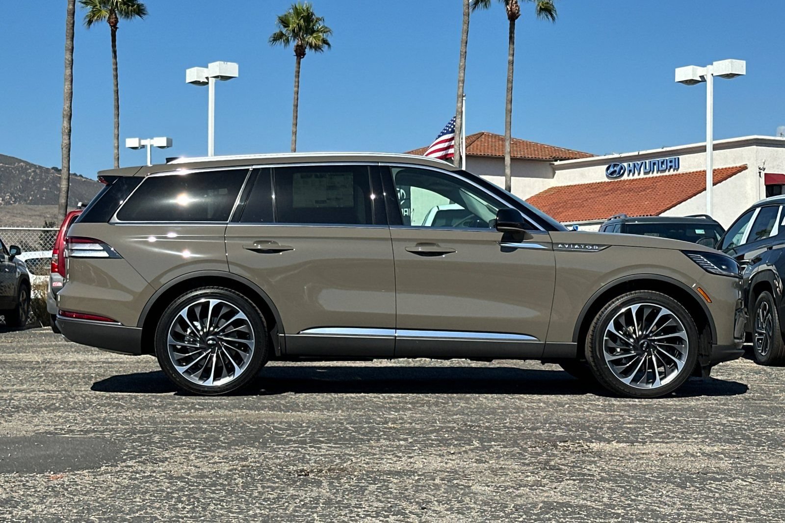 New 2025 Lincoln Aviator Reserve w/ Equipment Group 201A AWD/4WD image 2