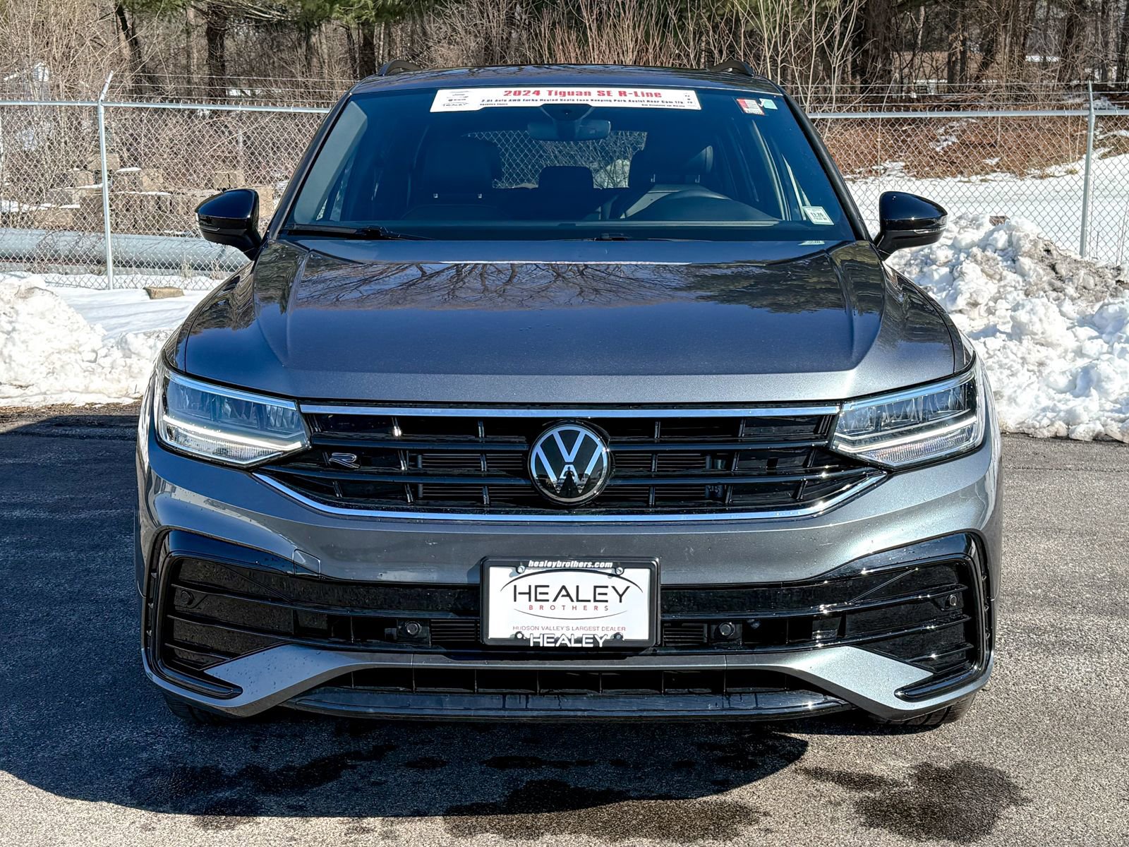 Used 2024 Volkswagen Tiguan SE R-Line image 2