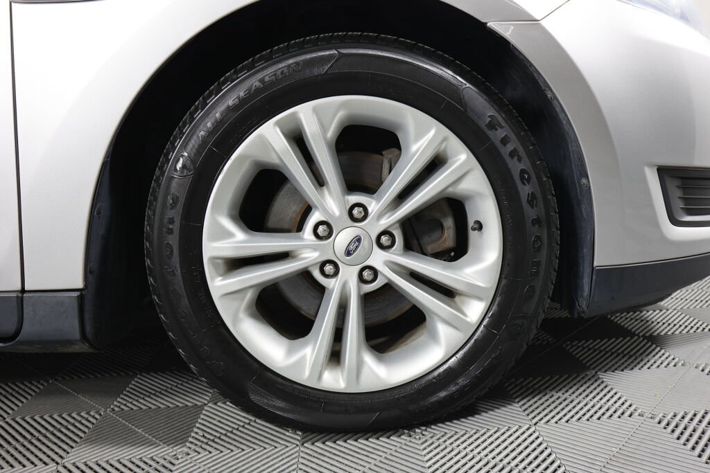 Used 2015 Ford Taurus SE image 6