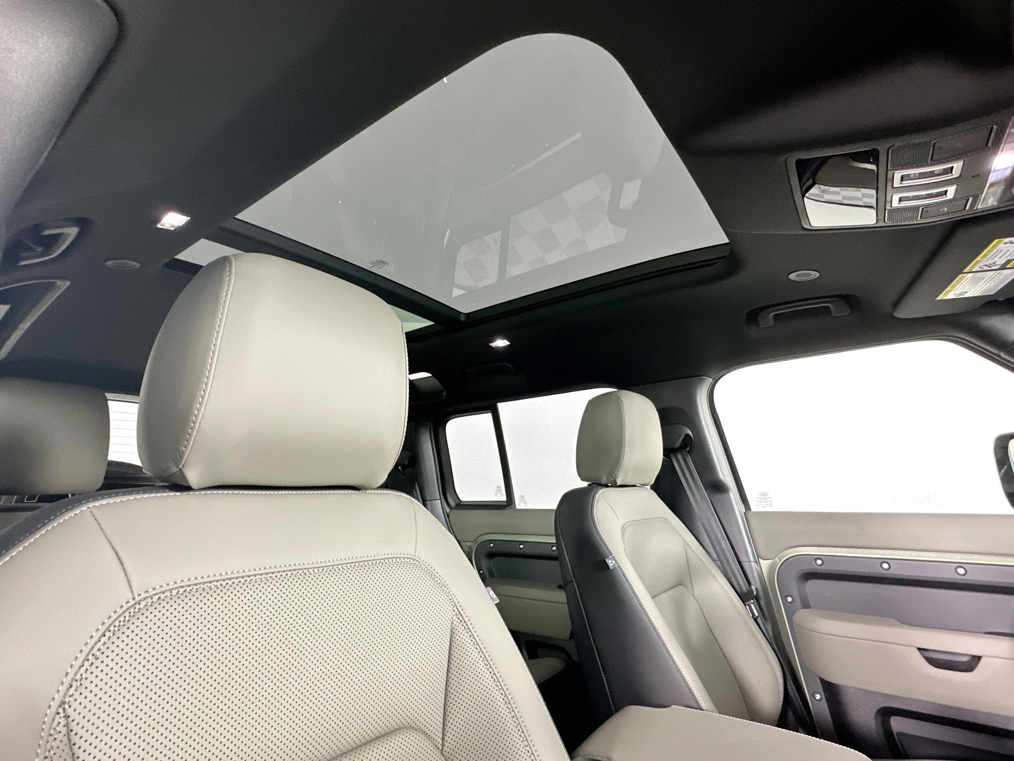 Used 2025 Land Rover Defender 110 S image 19