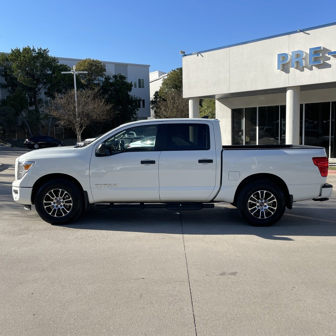 Used 2024 Nissan Titan SV w/ SV Convenience Package image 3