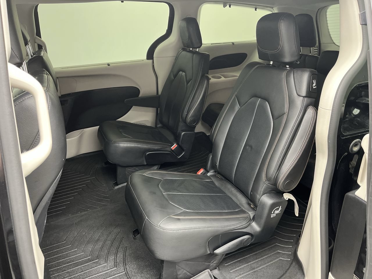 Used 2019 Chrysler Pacifica Touring-L FWD image 13
