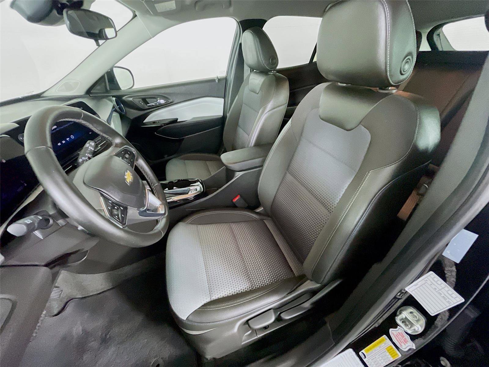 Used 2025 Chevrolet Trax LT w/ LT Convenience Package image 23