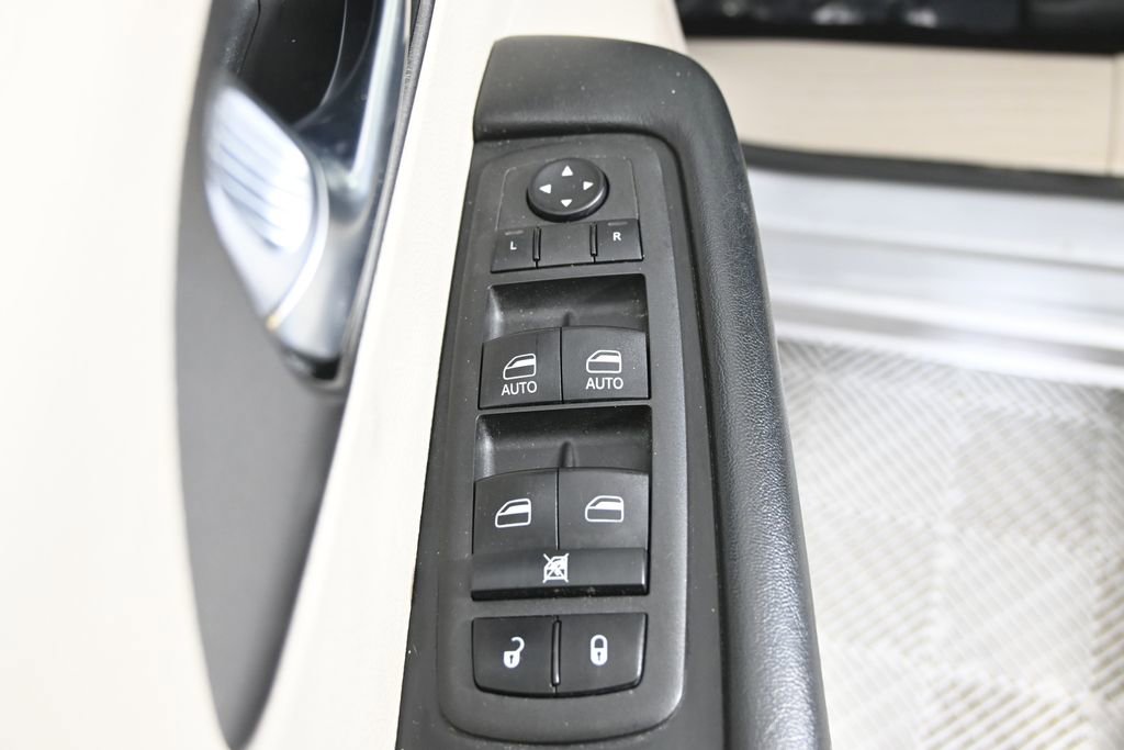 Used 2020 Chrysler Pacifica Touring-L image 21