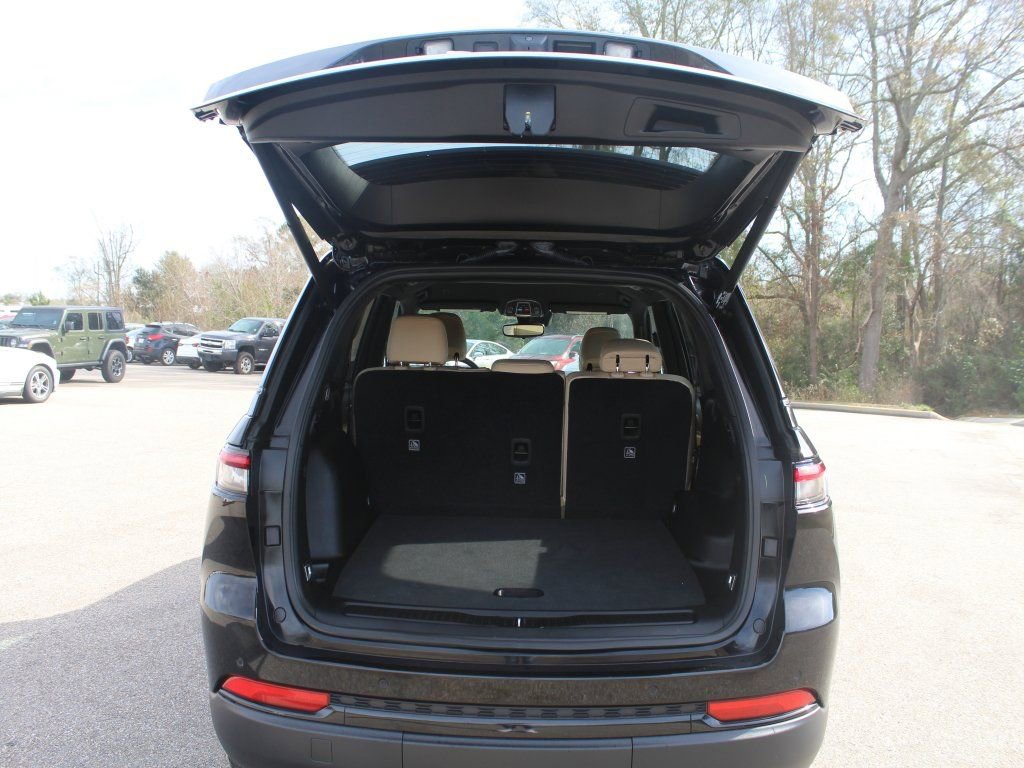 Used 2024 Jeep Grand Cherokee Limited w/ Black Appearance Package image 14