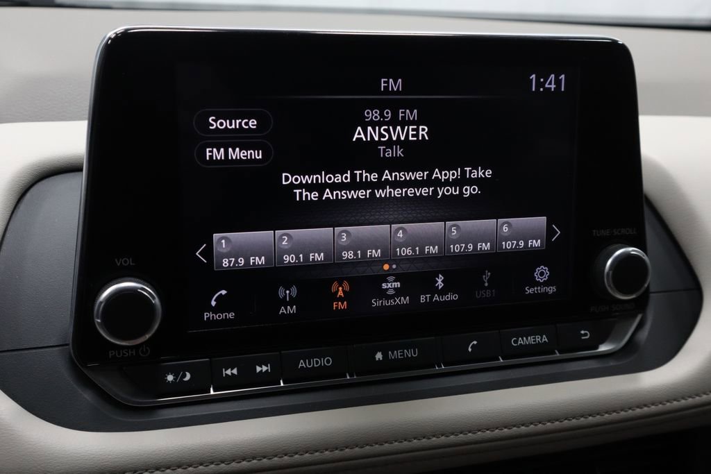 Used 2025 Nissan Rogue SV image 2