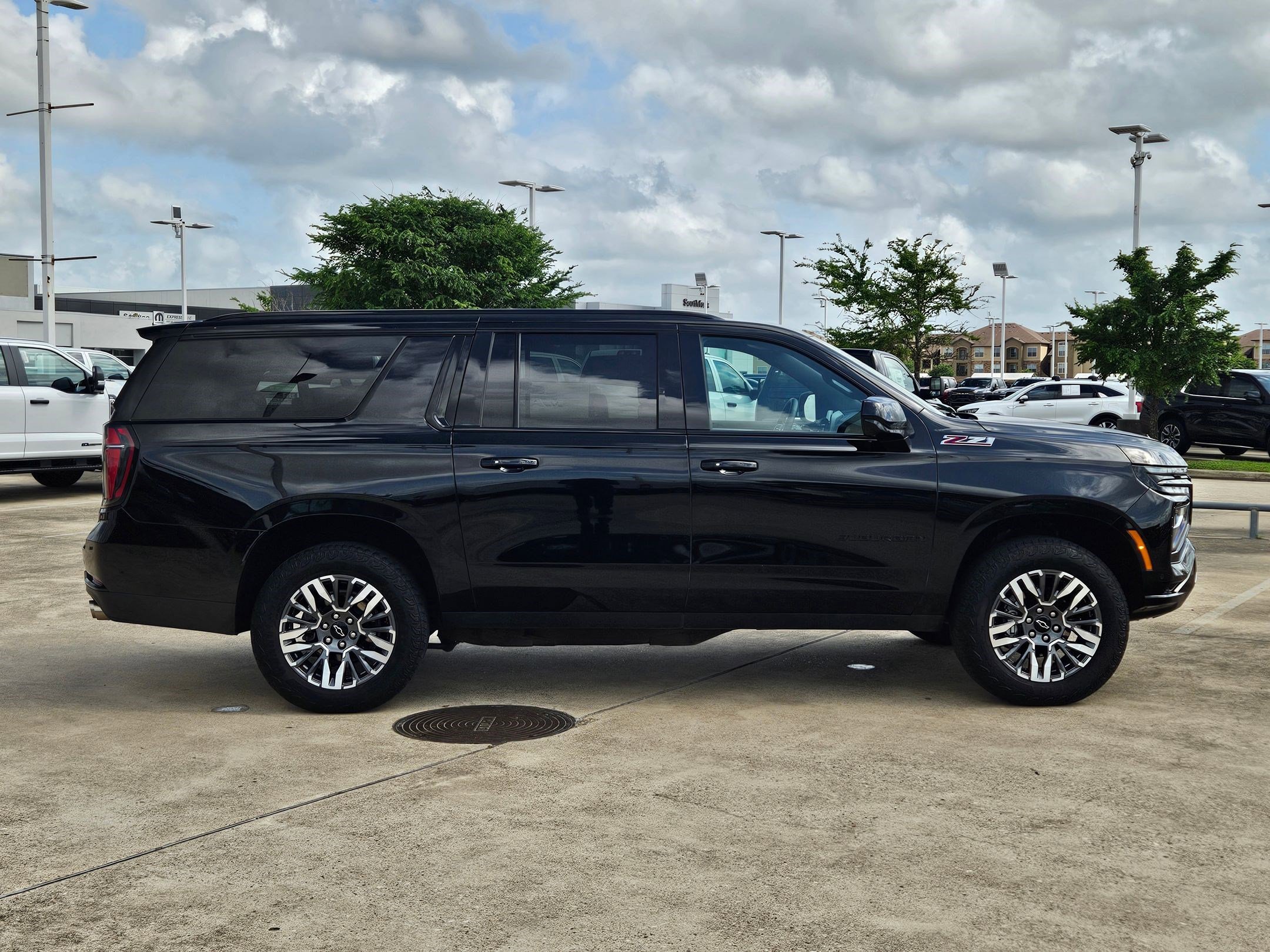 Used 2025 Chevrolet Suburban Z71 AWD/4WD image 2