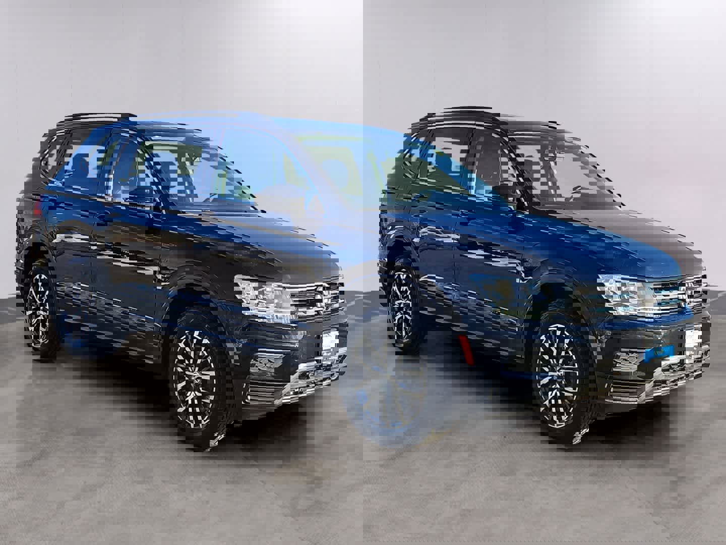 Used 2019 Volkswagen Tiguan SE w/ Panoramic Sunroof Package AWD/4WD image 3