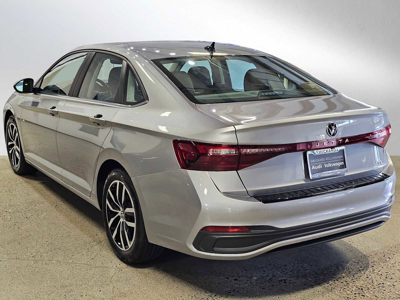 Certified 2025 Volkswagen Jetta SE image 5