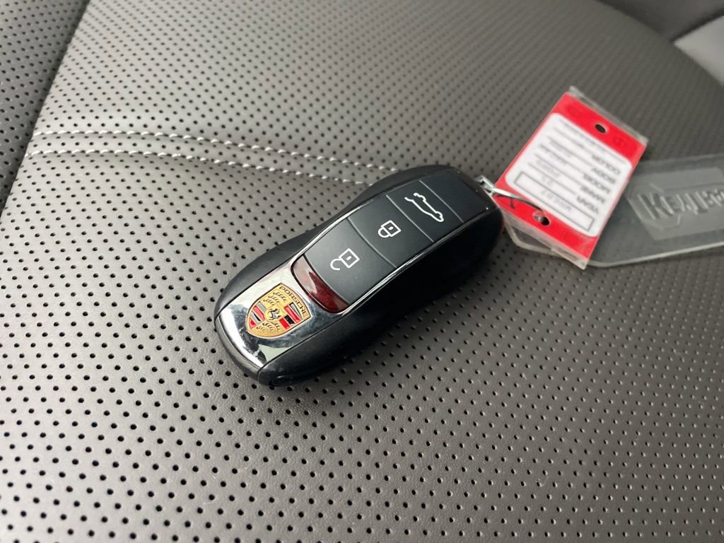 Certified 2025 Porsche Macan image 42