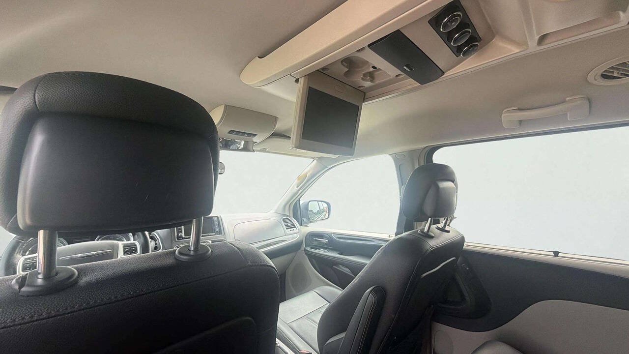 Used 2016 Chrysler Town & Country Touring w/ Driver Convenience Group FWD image 16