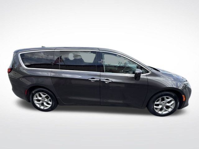 Used 2019 Chrysler Pacifica Touring Plus w/ Advanced Safetytec Group FWD image 2