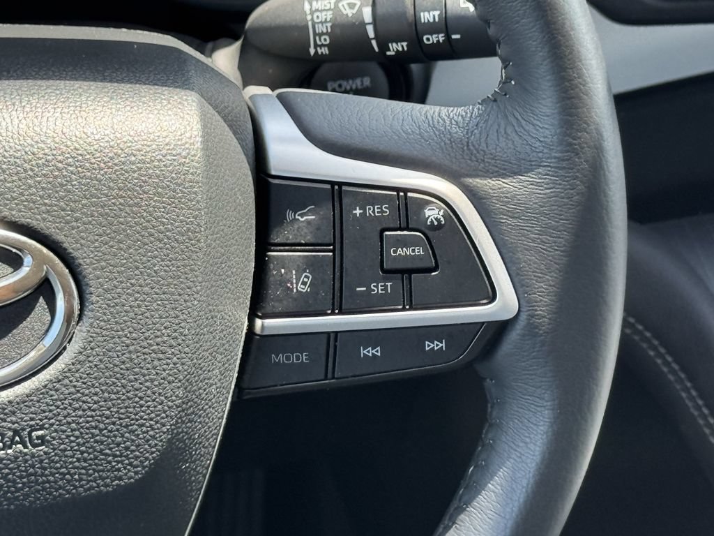 Used 2025 Toyota Sienna XLE FWD image 13