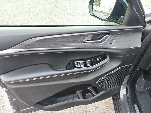 Used 2023 Jeep Grand Cherokee Overland w/ Luxury Tech Group IV image 21