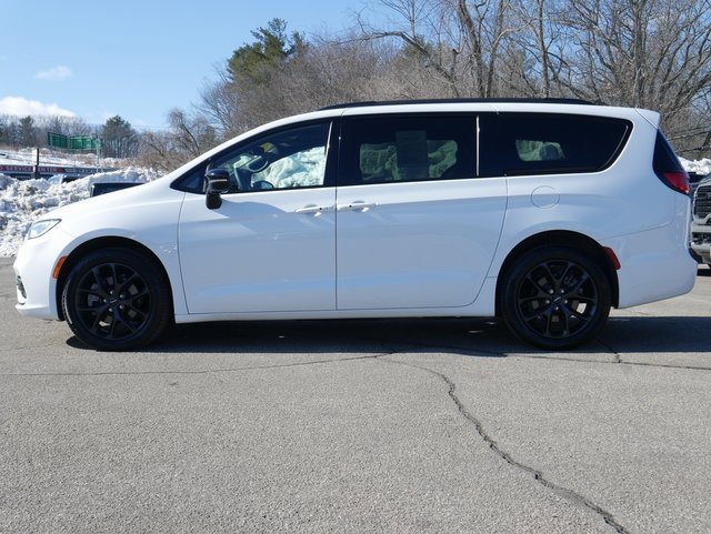 Used 2023 Chrysler Pacifica Limited w/ S Appearance Package image 3