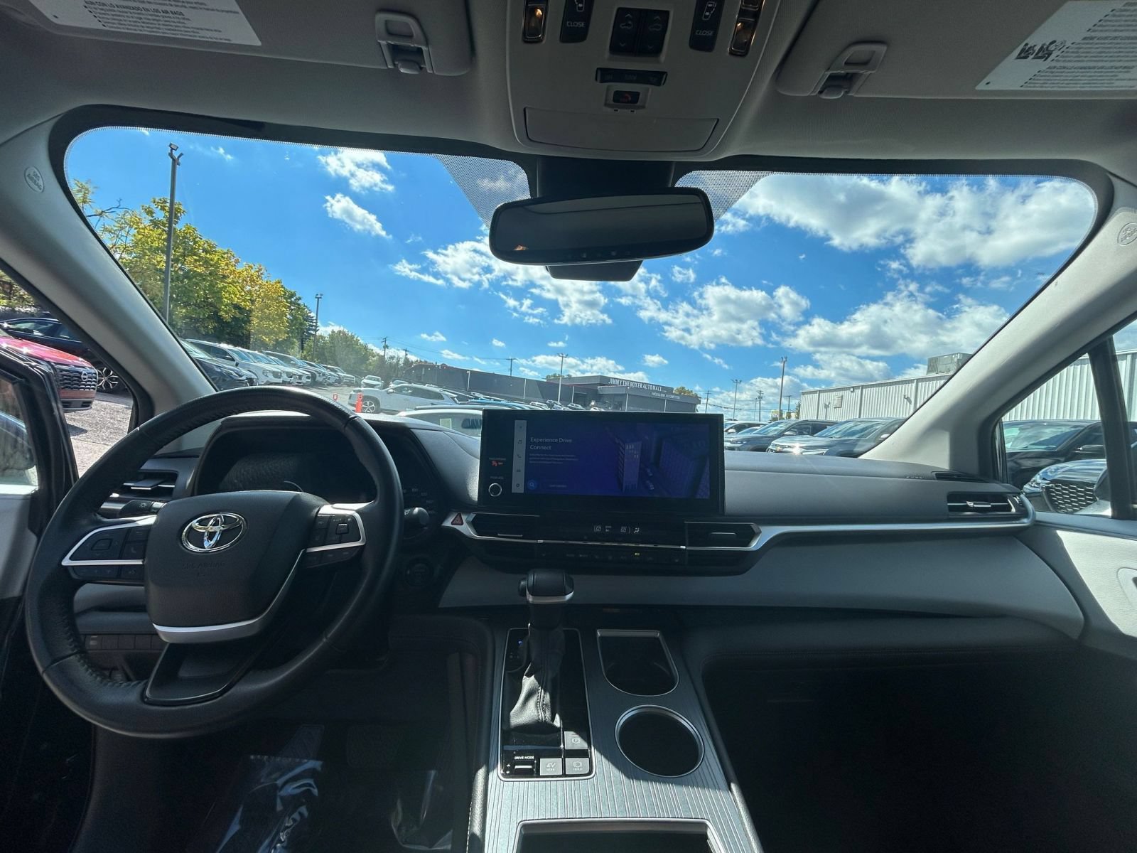 Used 2025 Toyota Sienna XLE FWD image 31