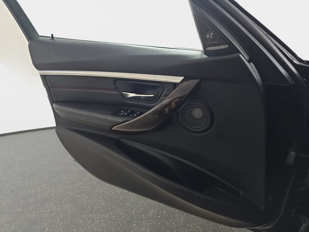 Used 2016 BMW 340i xDrive Sedan AWD/4WD image 29