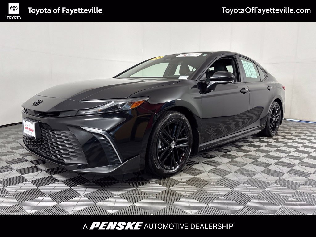 Used 2025 Toyota Camry SE w/ Convenience Package FWD image 1