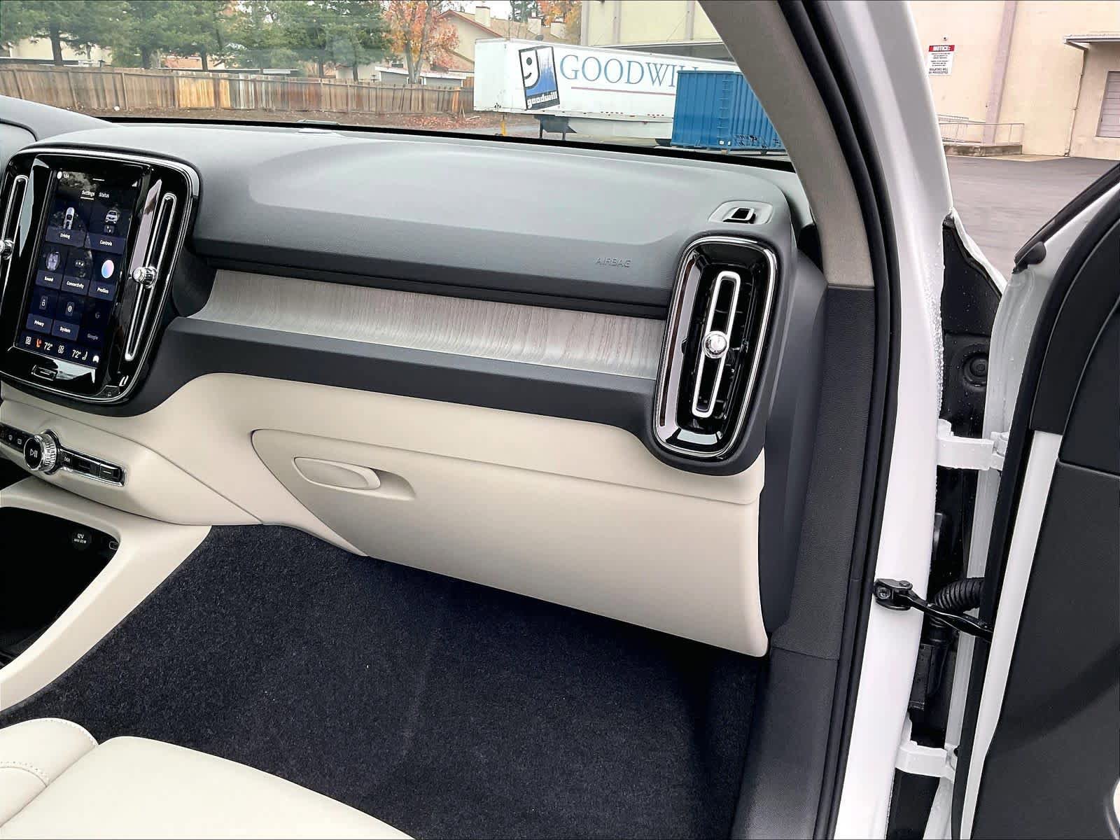 New 2026 Volvo XC40 B5 Plus w/ Protection Package Premier AWD/4WD image 28
