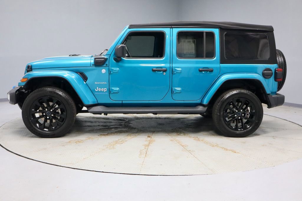 Used 2024 Jeep Wrangler Unlimited Sahara w/ Technology Group AWD/4WD image 9