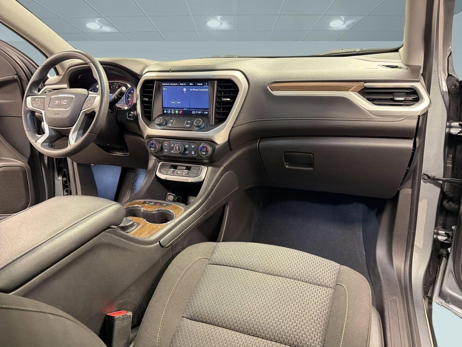 Used 2023 GMC Acadia SLE image 29