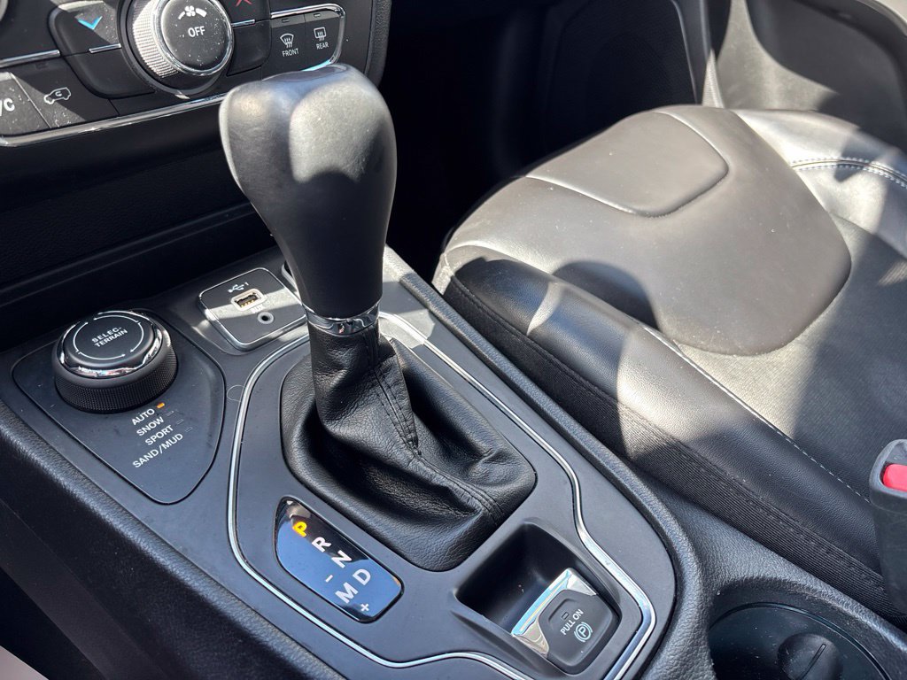 Used 2019 Jeep Cherokee Latitude Plus w/ Cold Weather Group AWD/4WD image 27