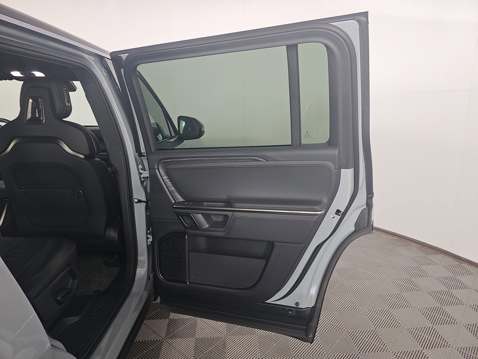 Used 2024 Rivian R1S Adventure AWD/4WD image 19