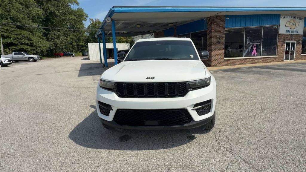 Used 2025 Jeep Grand Cherokee Altitude AWD/4WD image 3