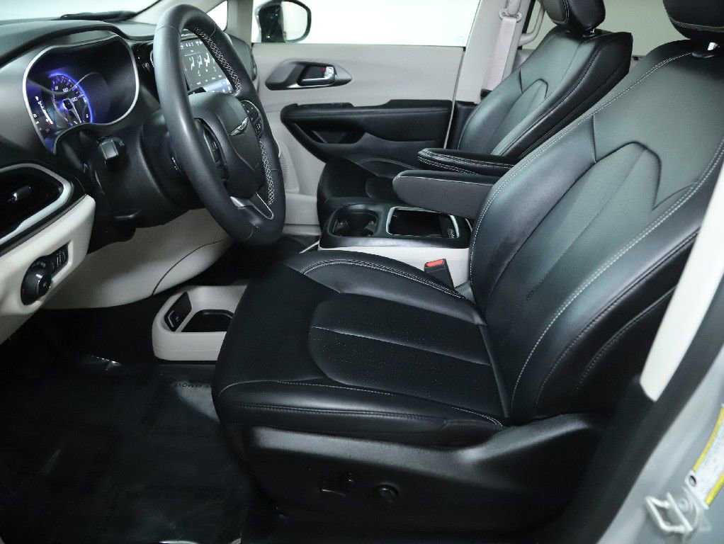 Used 2024 Chrysler Pacifica Touring-L image 18