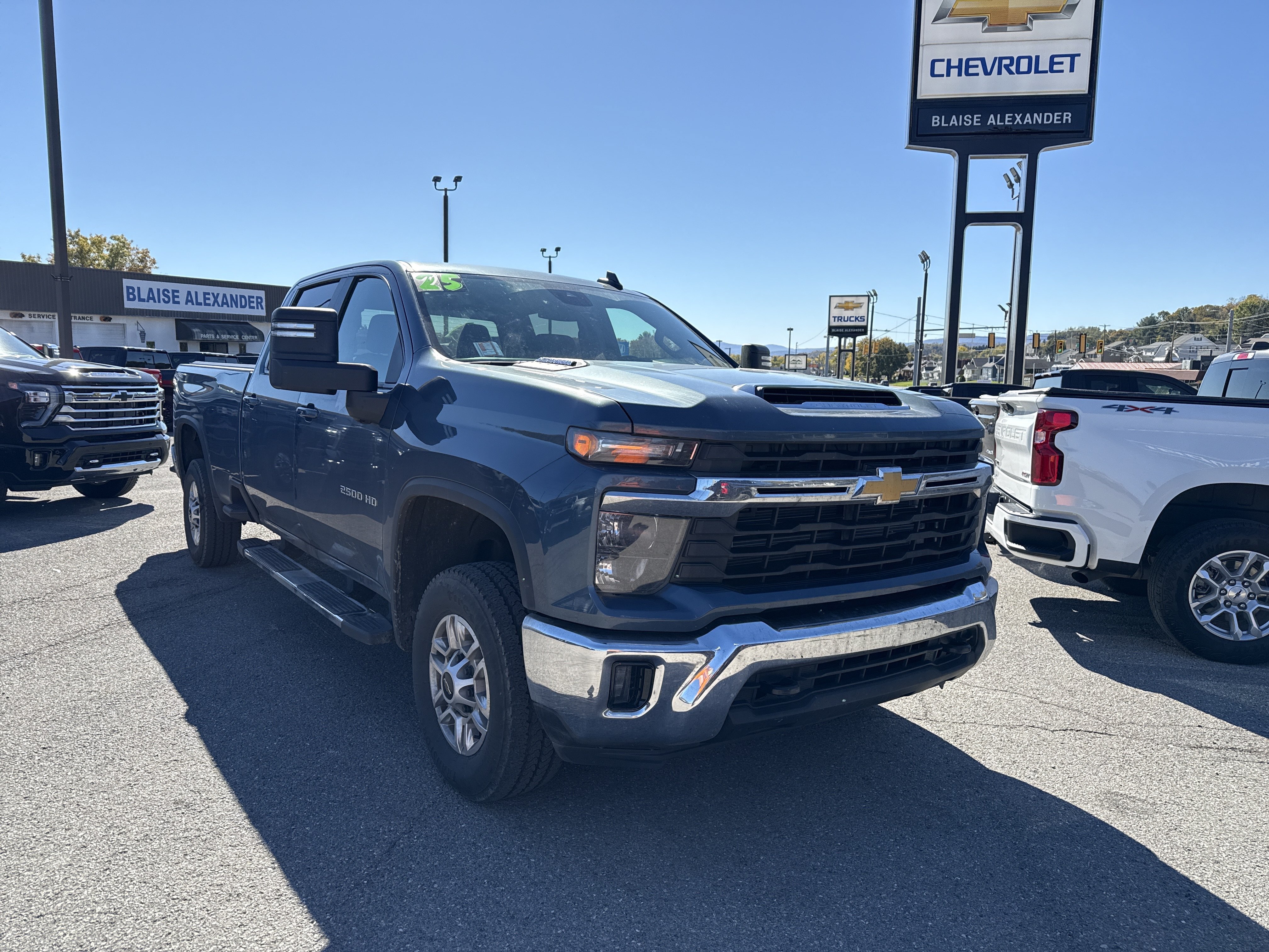 Used 2025 Chevrolet Silverado 2500 LT w/ Convenience Package AWD/4WD image 1
