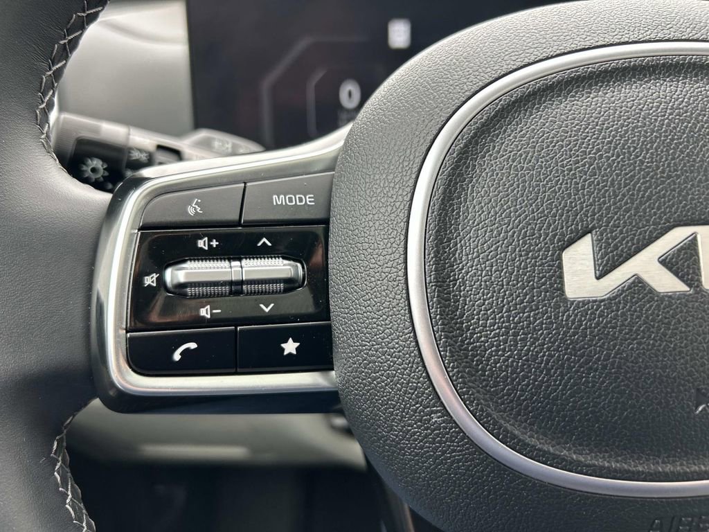 Certified 2025 Kia Sorento SX FWD image 24