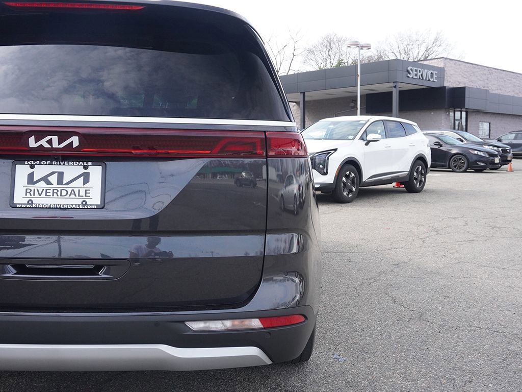 Used 2024 Kia Carnival EX image 16