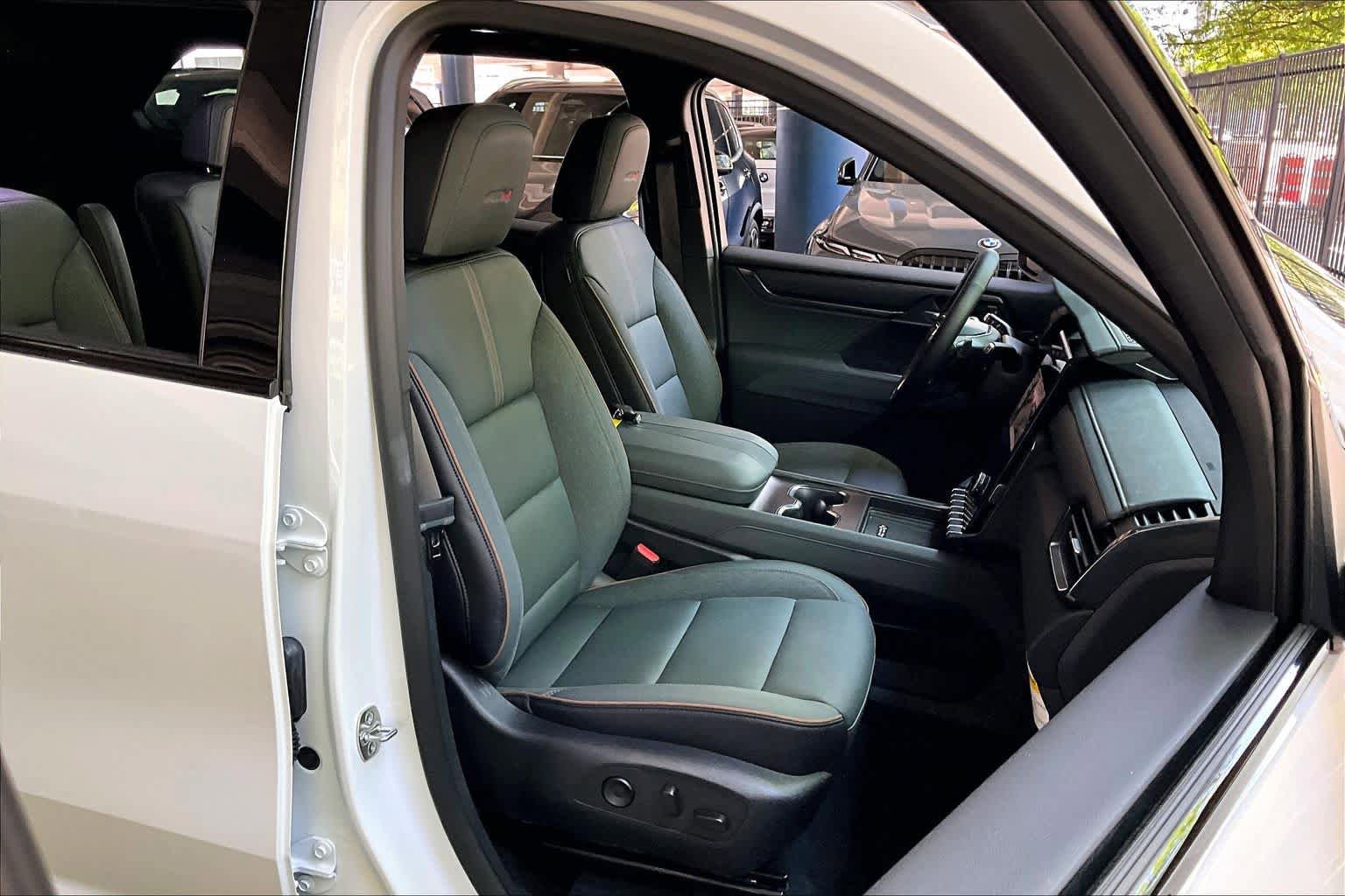 Used 2025 GMC Acadia AT4 w/ Luxury Package AWD/4WD image 8