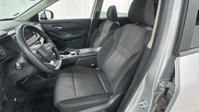 Certified 2025 Nissan Rogue SV image 10