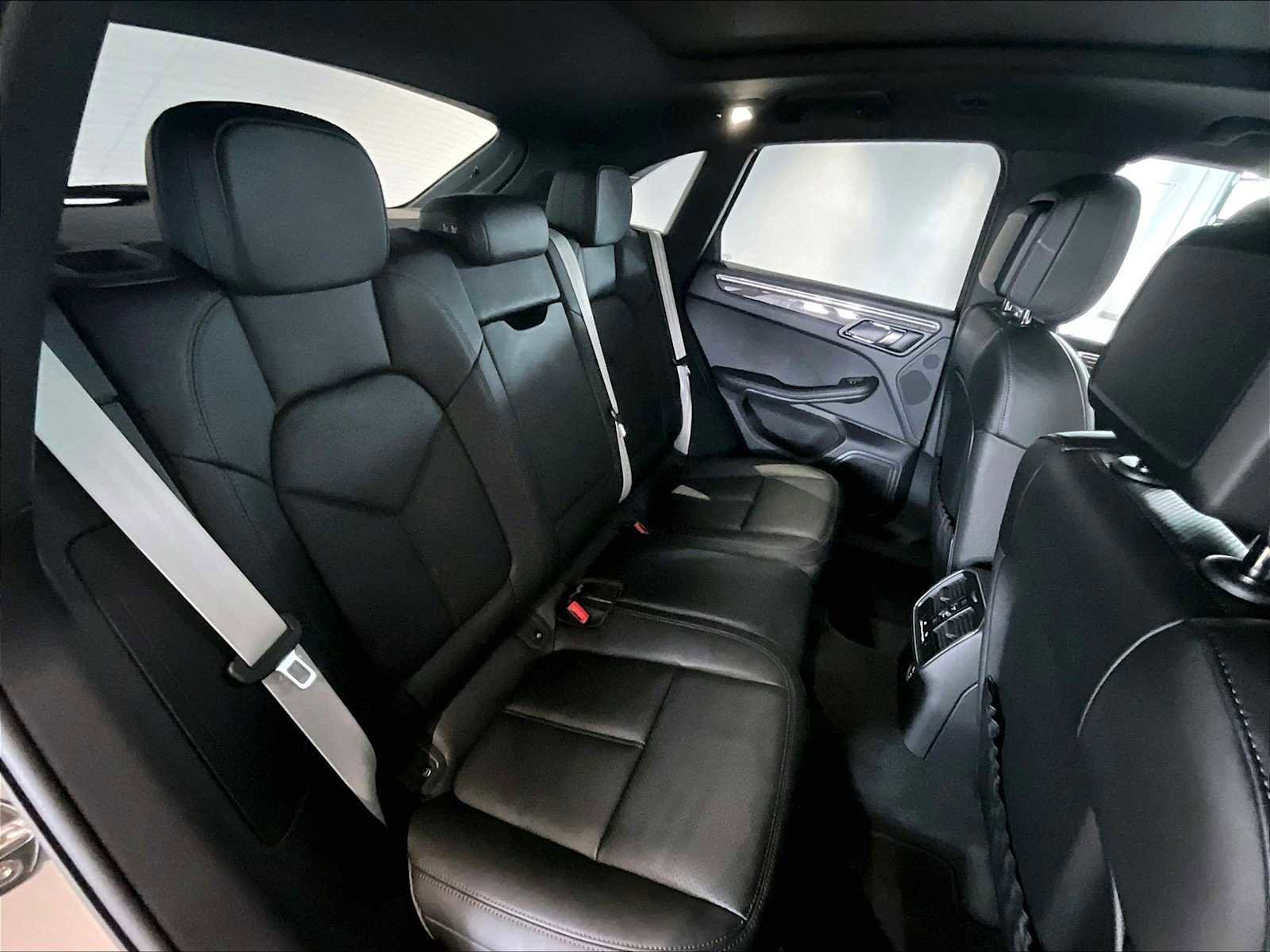 Used 2026 Porsche Macan AWD/4WD image 31