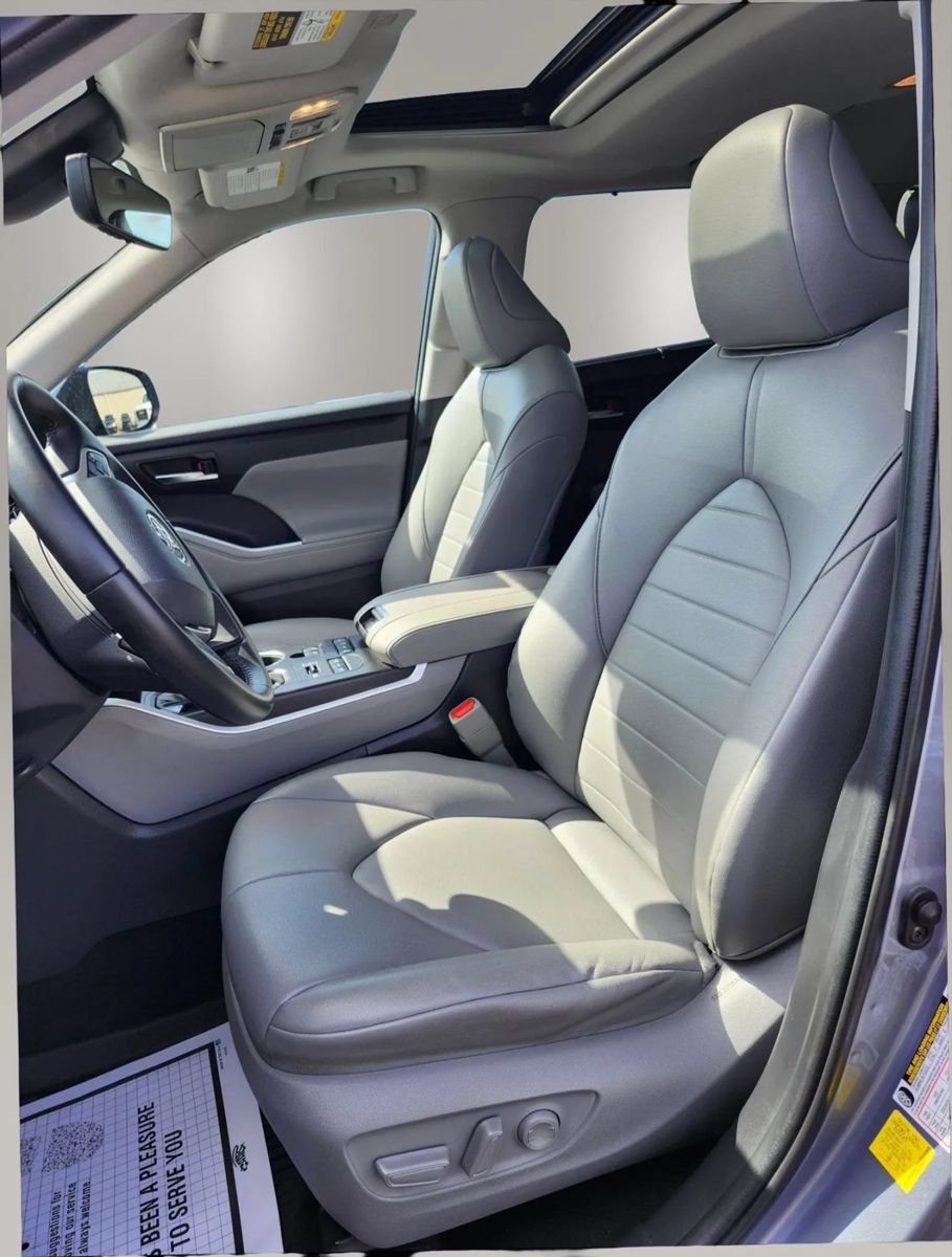 Used 2022 Toyota Highlander XLE AWD/4WD image 14